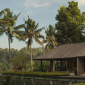 UMAH HATI   EXTERIORS (4 of 25) - Suncoast Villa / Biombo Architects: Biệt thự nghỉ dưỡng 2 tầng 5 ph&ograve;ng ngủ