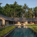 UMAH HATI   EXTERIORS (14 of 25) - Suncoast Villa / Biombo Architects: Biệt thự nghỉ dưỡng 2 tầng 5 ph&ograve;ng ngủ