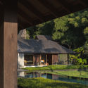 UMAH HATI   EXTERIORS (11 of 25) - Suncoast Villa / Biombo Architects: Biệt thự nghỉ dưỡng 2 tầng 5 ph&ograve;ng ngủ