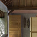 UMAH HATI   LIVING ROOM AREA (1 of 23) - Suncoast Villa / Biombo Architects: Biệt thự nghỉ dưỡng 2 tầng 5 ph&ograve;ng ngủ
