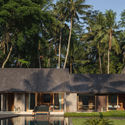 UMAH HATI   EXTERIORS (16 of 25) - Suncoast Villa / Biombo Architects: Biệt thự nghỉ dưỡng 2 tầng 5 ph&ograve;ng ngủ