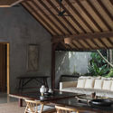UMAH HATI   LIVING ROOM AREA (5 of 23) - Suncoast Villa / Biombo Architects: Biệt thự nghỉ dưỡng 2 tầng 5 ph&ograve;ng ngủ