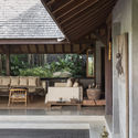 UMAH HATI   LIVING ROOM AREA (6 of 23) - Suncoast Villa / Biombo Architects: Biệt thự nghỉ dưỡng 2 tầng 5 ph&ograve;ng ngủ