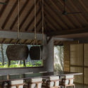 UMAH HATI   LIVING ROOM AREA (19 of 23) - Suncoast Villa / Biombo Architects: Biệt thự nghỉ dưỡng 2 tầng 5 ph&ograve;ng ngủ