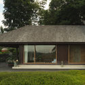 UMAH HATI   ROOMS (14 of 32) - Suncoast Villa / Biombo Architects: Biệt thự nghỉ dưỡng 2 tầng 5 ph&ograve;ng ngủ