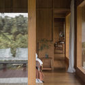 UMAH HATI   ROOMS (16 of 32) - Suncoast Villa / Biombo Architects: Biệt thự nghỉ dưỡng 2 tầng 5 ph&ograve;ng ngủ