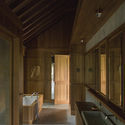 UMAH HATI   ROOMS (27 of 32) - Suncoast Villa / Biombo Architects: Biệt thự nghỉ dưỡng 2 tầng 5 ph&ograve;ng ngủ