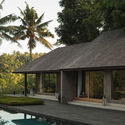 UMAH HATI   ROOMS (32 of 32) - Suncoast Villa / Biombo Architects: Biệt thự nghỉ dưỡng 2 tầng 5 ph&ograve;ng ngủ