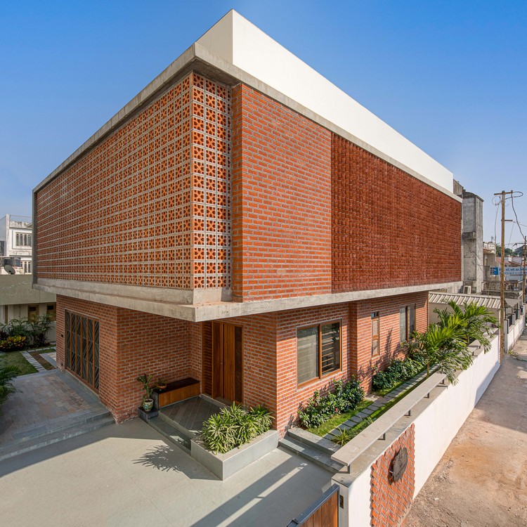 Casa pantalla de ladrillo  / MS DESIGN STUDIO - Fotografía exterior, Ladrillo, Fachada