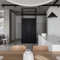 Apartamento gris profundo / Azovskiy&Pahomova architects - Fotografía interior, Cocina, Madera