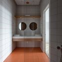 Apartamento gris profundo / Azovskiy&Pahomova architects - Fotografía interior, Baño
