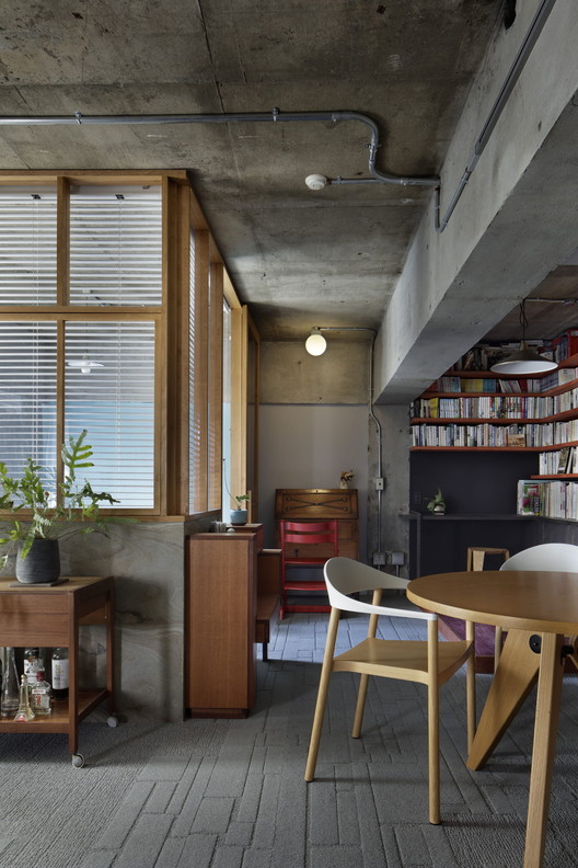 Yin Residence / Ashida Architect & Associates - Interior Photography, Dining room, Table, Shelving, Windows, Chair, Beam