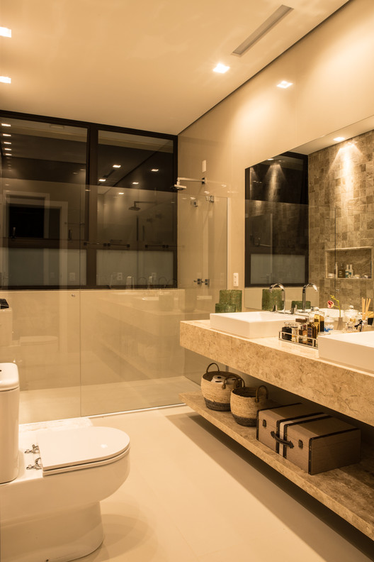 WJ House / Liga Arquitetura e Urbanismo WJ House / Liga Arquitetura e Urbanismo - Interior Photography, Bathroom, Glass