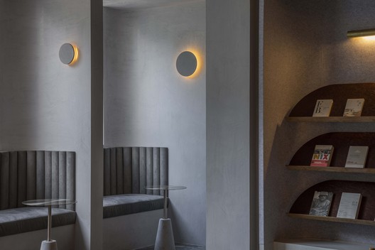 naïve Bookstore / designRESERVE - Interior Photography