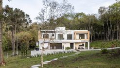 Residência Refúgio das Araucárias / Iris Schmitt Arquitetura
