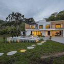 Residência Refúgio das Araucárias / Iris Schmitt Arquitetura - Fotografia de Exterior, Janela, Porta, Jardim