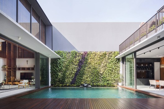 Between 2 Courtyards House / eben - Exterior Photography, Facade
