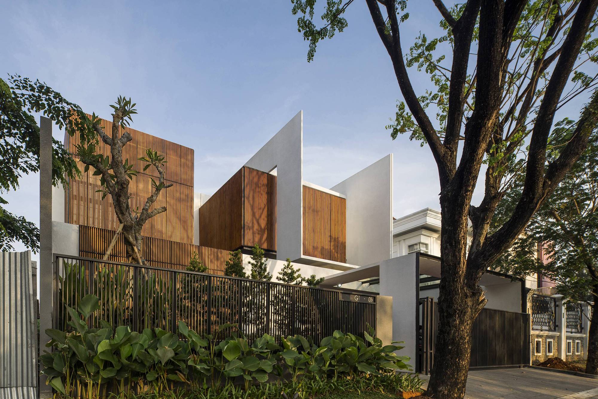 Screen house. Between houses.