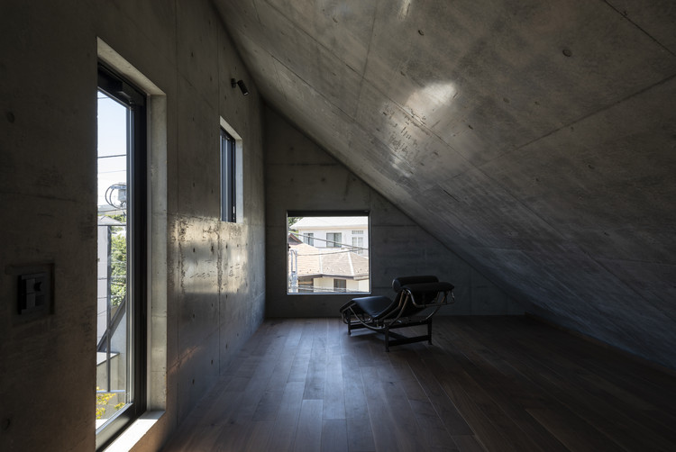 Casa caparazón de hormigón / IKAWAYA Architects - Fotografía interior, Madera, Concreto