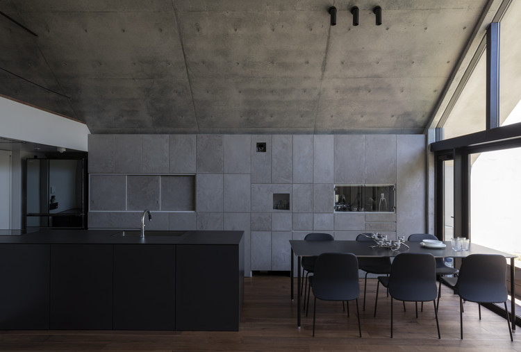 Concrete Shell House / IKAWAYA Architects - Interior Photography, Kitchen, Table, Countertop, Chair, Sink, Windows, Beam