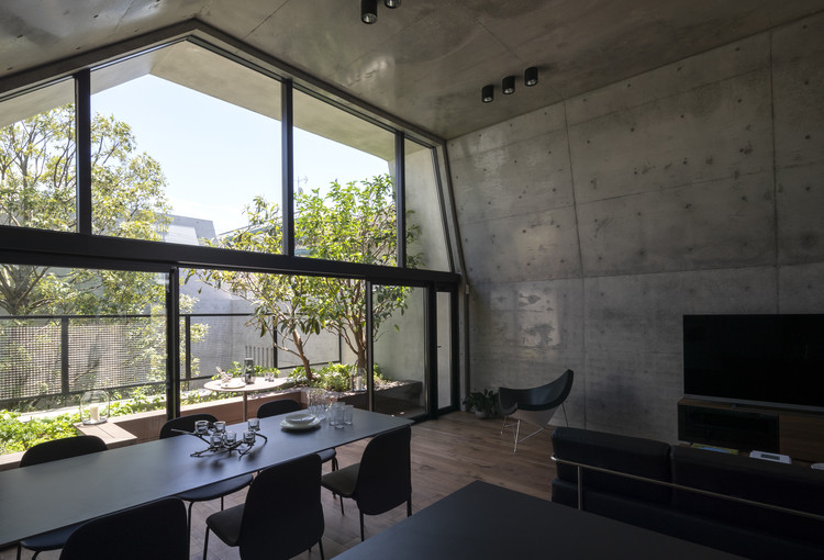 Concrete Shell House / IKAWAYA Architects - Interior Photography, Table, Windows, Chair