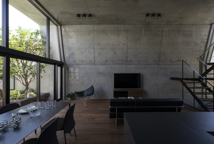 Concrete Shell House / IKAWAYA Architects - Interior Photography, Table, Chair, Windows