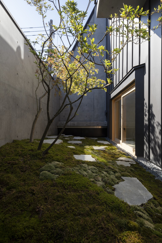 Concrete Shell House / IKAWAYA Architects - Exterior Photography, Door, Stairs, Windows, Facade