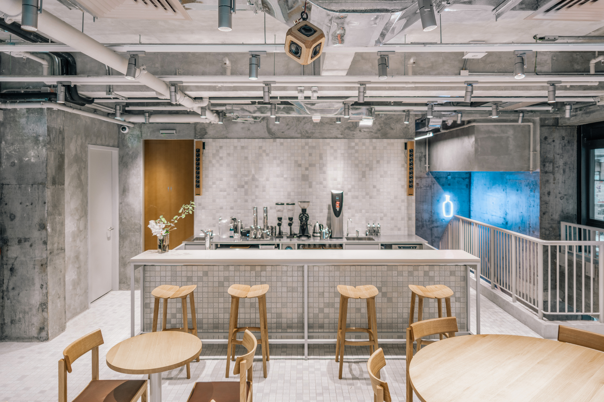 Gallery of Blue Bottle Coffee Hong Kong Central Cafe / Schemata