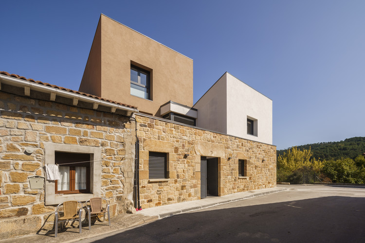 Pino-Roble House / Valentín Arrieta Berdasco - Exterior Photography, Facade, Door, Concrete