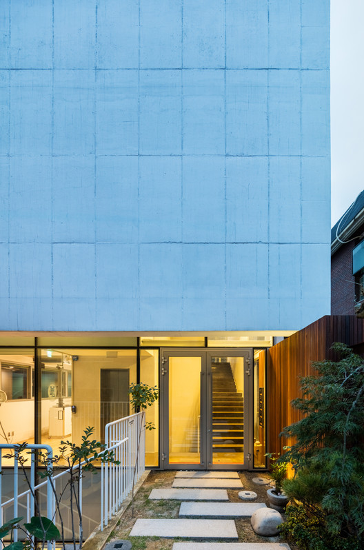 Querencia Neighborhood Facility / L'eau Design + Dongjin Kim (Hongik University) - Exterior Photography, Stairs, Door, Facade