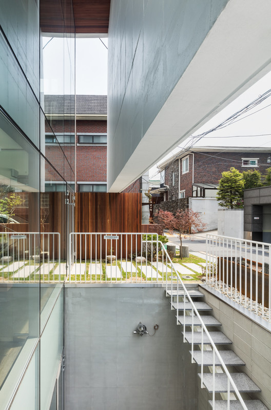Querencia Neighborhood Facility / L'eau Design + Dongjin Kim (Hongik University) - Interior Photography, Glass, Handrail