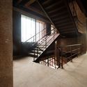 Edifício Administrativo da Dhaka International University / Archeground - Fotografia de Interiores, Outros Edifícios, Escada, Corrimão, Viga