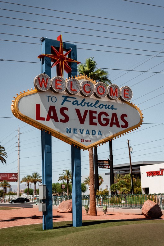 Classic Books: A Conversation About "Learning from Las Vegas" Classic Books: A Conversation About "Learning from Las Vegas" - Image 2 of 2