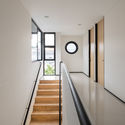 Cempaka Putih 住宅，开朗明亮的粉色之家 / Studio Arsitektropis - 室内图, 独立住宅, 楼梯