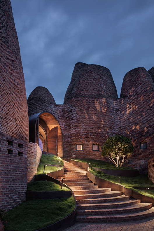 Restaurante Artists Lounge / Luo Xu + CCD - Fotografía exterior, Ladrillo, Arco