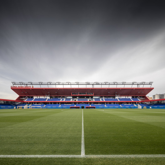 Johan Cruyff Stadium / Batlleiroig - Image 2 of 16