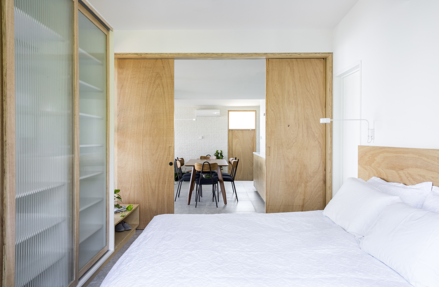 Casa da Pedra / Estúdio Minke - Fotografia de Interiores, Dormitório, Cadeira