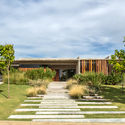 03 BESONIAS ALMEIDA CASA PILAR%C3%81 PH FEDERICO KULEKDJIAN - Pilar&aacute; House: Biệt thự hiện đại 1 tầng s&acirc;n vườn đất rộng m&ecirc;nh m&ocirc;ng
