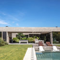 06 BESONIAS ALMEIDA CASA PILAR%C3%81 PH FEDERICO KULEKDJIAN - Pilar&aacute; House: Biệt thự hiện đại 1 tầng s&acirc;n vườn đất rộng m&ecirc;nh m&ocirc;ng