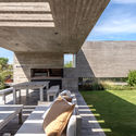 19 BESONIAS ALMEIDA CASA PILAR%C3%81 PH FEDERICO KULEKDJIAN - Pilar&aacute; House: Biệt thự hiện đại 1 tầng s&acirc;n vườn đất rộng m&ecirc;nh m&ocirc;ng