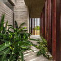 29 BESONIAS ALMEIDA CASA PILAR%C3%81 PH FEDERICO KULEKDJIAN - Pilar&aacute; House: Biệt thự hiện đại 1 tầng s&acirc;n vườn đất rộng m&ecirc;nh m&ocirc;ng