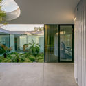 04 Villa Fifty Fifty Design Studioninedots Photography Frans Parthesius - Villa Fifty-Fifty / Studioninedots: Đưa &aacute;nh s&aacute;ng v&agrave; c&acirc;y xanh v&agrave;o trong nh&agrave; một c&aacute;ch tự nhi&ecirc;n