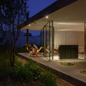 05 Villa Fifty Fifty Design Studioninedots Photography Frans Parthesius - Villa Fifty-Fifty / Studioninedots: Đưa &aacute;nh s&aacute;ng v&agrave; c&acirc;y xanh v&agrave;o trong nh&agrave; một c&aacute;ch tự nhi&ecirc;n
