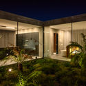06 Villa Fifty Fifty Design Studioninedots Photography Frans Parthesius - Villa Fifty-Fifty / Studioninedots: Đưa &aacute;nh s&aacute;ng v&agrave; c&acirc;y xanh v&agrave;o trong nh&agrave; một c&aacute;ch tự nhi&ecirc;n