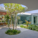 09 Villa Fifty Fifty Design Studioninedots Photography Frans Parthesius - Villa Fifty-Fifty / Studioninedots: Đưa &aacute;nh s&aacute;ng v&agrave; c&acirc;y xanh v&agrave;o trong nh&agrave; một c&aacute;ch tự nhi&ecirc;n