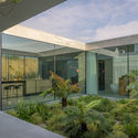 21 Villa Fifty Fifty Design Studioninedots Photography Frans Parthesius - Villa Fifty-Fifty / Studioninedots: Đưa &aacute;nh s&aacute;ng v&agrave; c&acirc;y xanh v&agrave;o trong nh&agrave; một c&aacute;ch tự nhi&ecirc;n