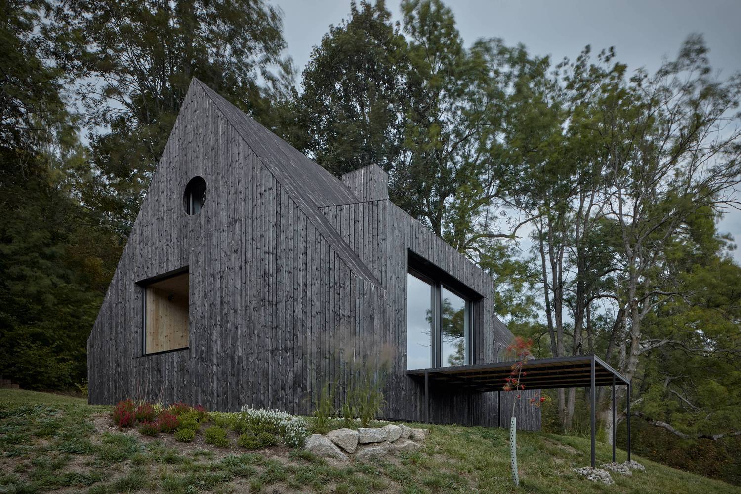 Cottage Pod Bukovou / Mjölk architekti,© BoysPlayNice