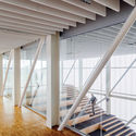 克罗地亚半透明悬浮小学 Ivanja Reka  / Submap + J.K.A. Arhitekti - 室内图, 可持续发展, 楼梯, 梁