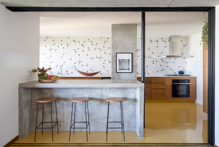 Cozinha americana: integração espacial em 20 apartamentos brasileiros, Apartamento Rui / Casulo Arquitetura. Imagem: © Joana França
