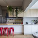 Cozinha americana: 25 projetos em apartamentos brasileiros para se inspirar - Image 3 of 4